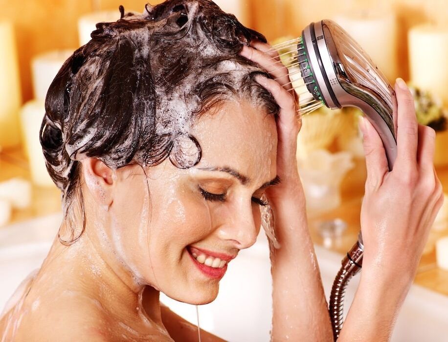 Kod psorijaze vlasišta potrebno je oprati se medicinskim šamponom