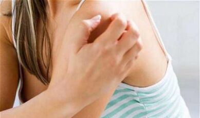 djevojka koja se češe po ramenu