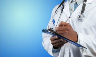 liječnik pravi bilješku